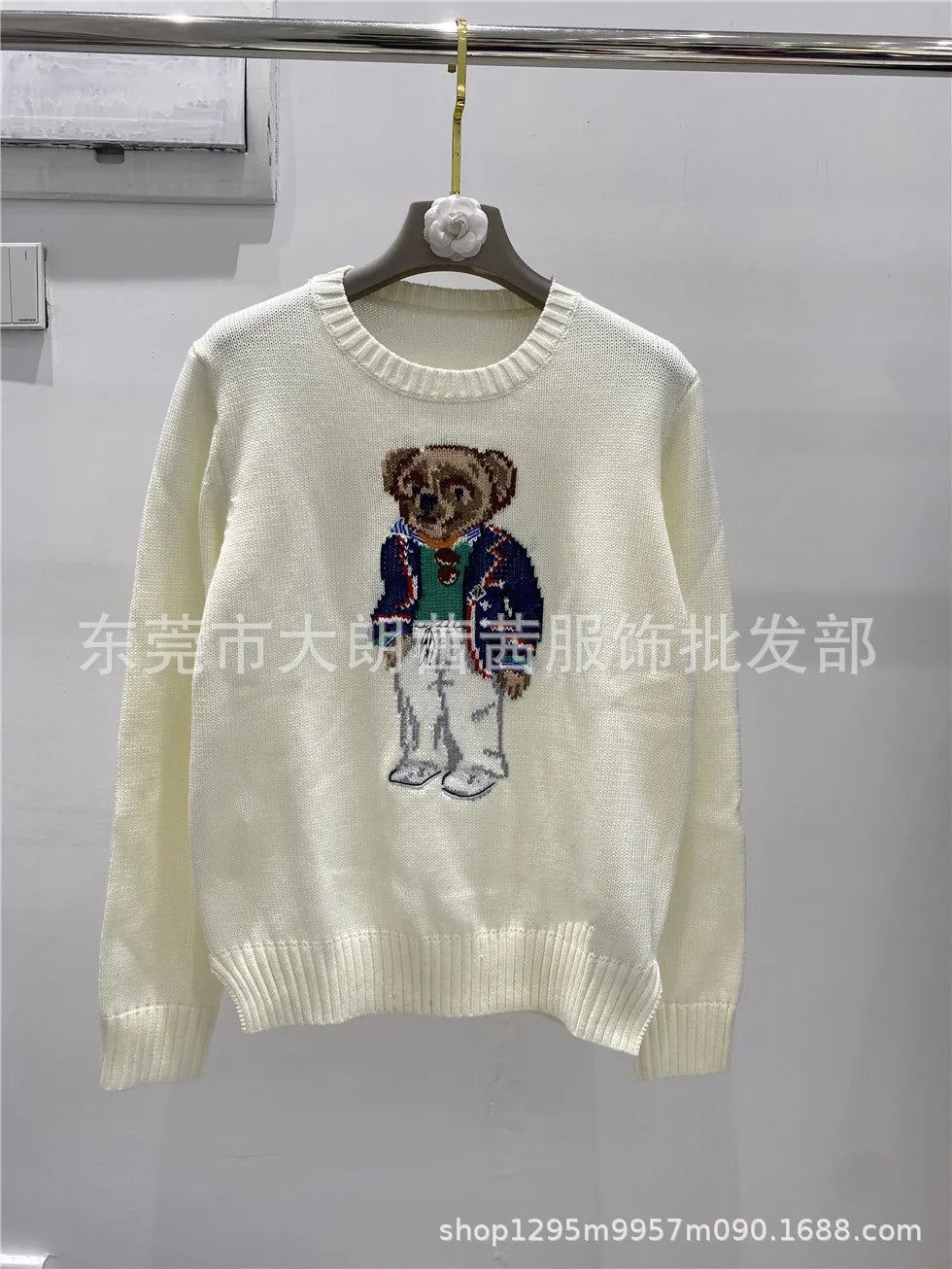 Winter Fashion Women's Chic Letter Graphic Sweater Luxury Feel Jacquard Knit Tops for Fall and Winter Holiday Season
